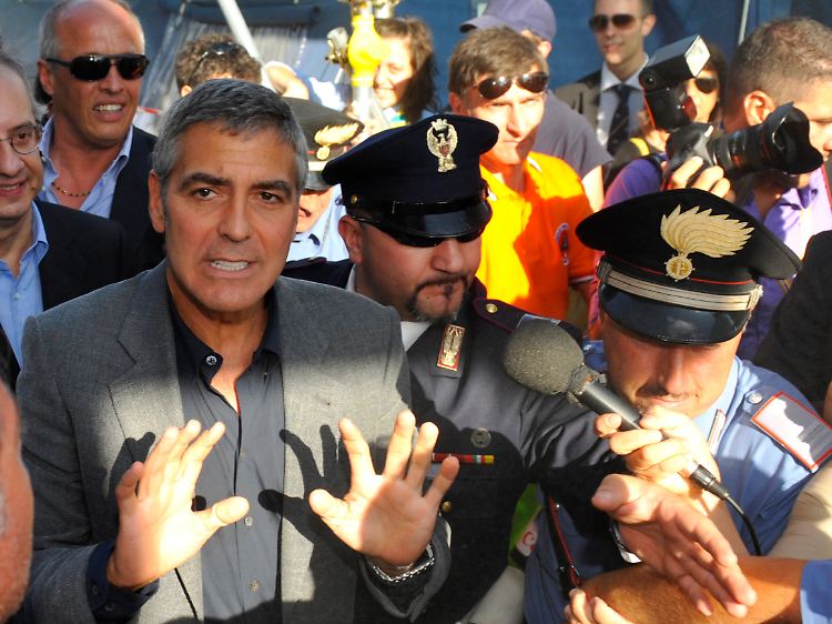Clooney kam zur Eröffnung eines Kinos in das Erdbebengebiet nahe L'Aquila, wo zurzeit der G8-Gipfel stattfindet.