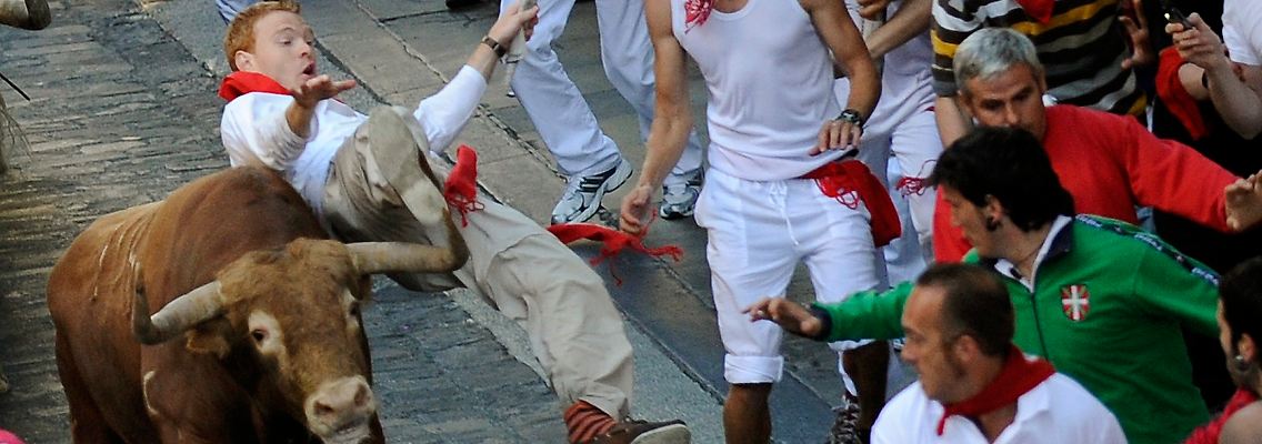 Ein gefährliches Unterfangen: Die "Mozos" laufen vor den Bullen her.