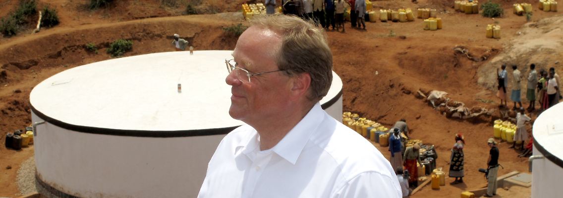 Niebel besucht in Kenia ein Wasserauffangprojekt der Deutschen Welthungerhilfe.