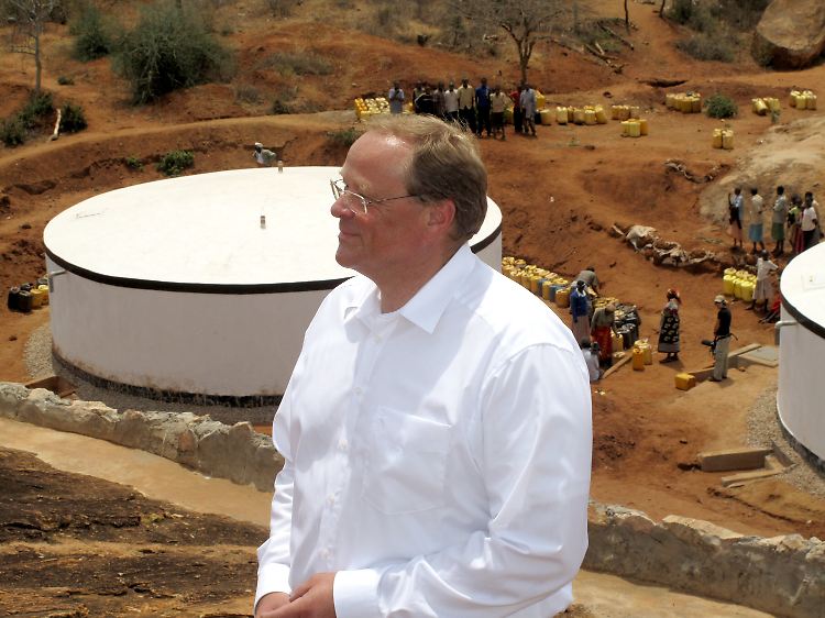 Niebel besucht in Kenia ein Wasserauffangprojekt der Deutschen Welthungerhilfe.