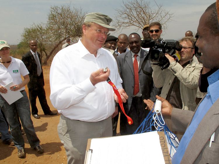 In Nairobi besuchte der Minister ein Schulprojekt und verschenkte Trillerpfeifen und Fußbälle.