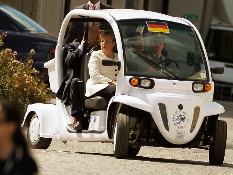 Am Tagungsort bewegen sich die Staats- und Regierungschefs in Golf-Buggies über das Gelände. Im Bild Bundeskanzlerin Angela Merkel.