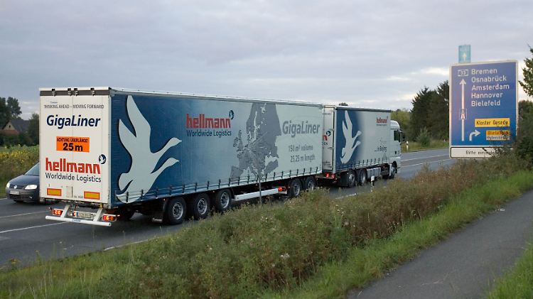 Ein 25 Meter langer LKW unterwegs auf deutschen Straßen.