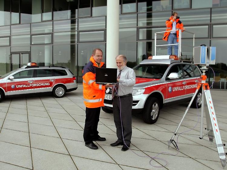 Einige Autobauer haben eine eigene Unfallforschung.