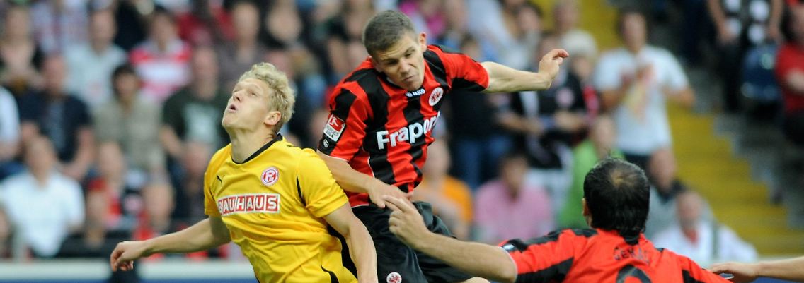 Sebastian Jung (2.v.l.) erzielt per Kopfball das 1:0 gegen Düsseldorfs Johannes van den Bergh.