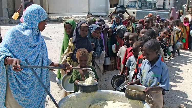 Kinder warten in Mogadischu auf ihr Essen.