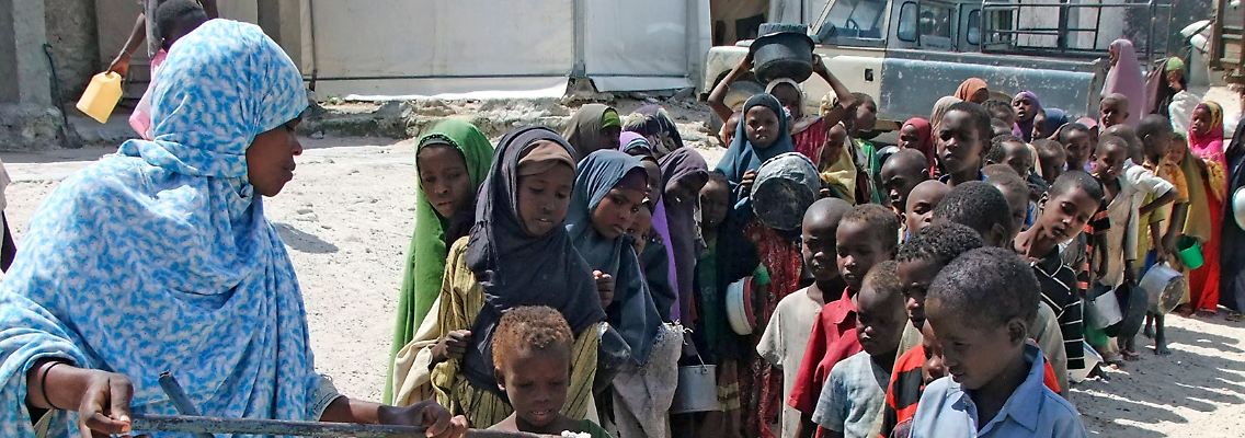 Kinder warten in Mogadischu auf ihr Essen.