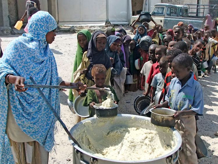 Kinder warten in Mogadischu auf ihr Essen.