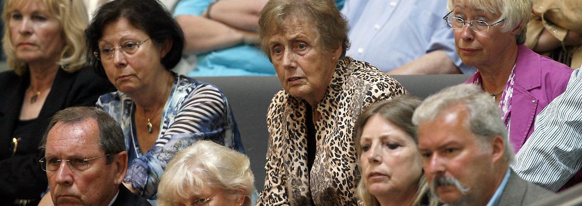 Patientenverfügungen gehen jeden an: Aufmerksam verfolgen Zuhörer Mitte Juni die Debatte, als der Bundestag die neue Regelung verabsc hiedete.