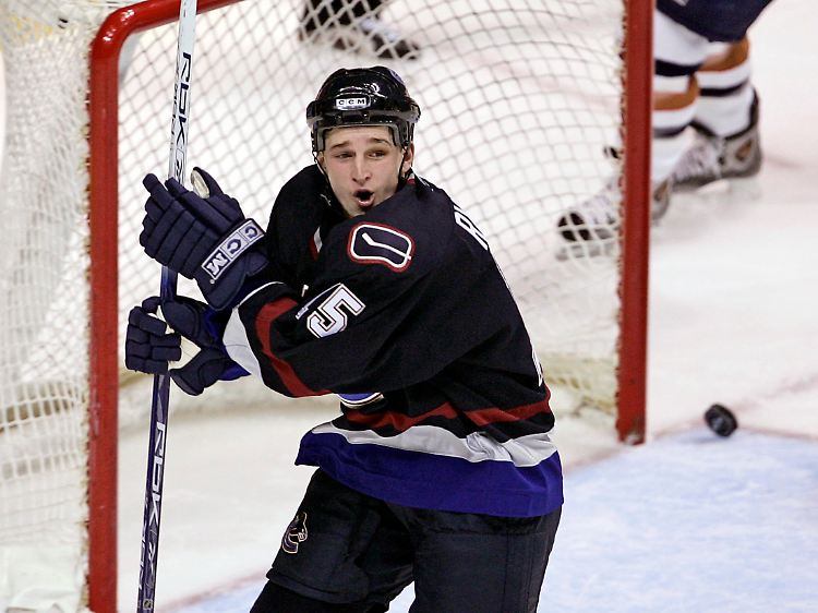 Rypien, hier im Trikot der Vancouver Canucks, nach seinem ersten Profitor 2005.