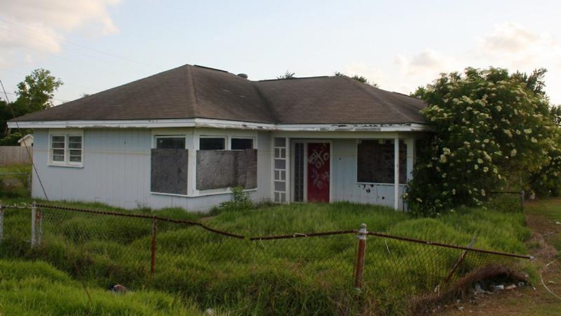 Die Fenster vieler verlassener Häuser sind mit Holzbrettern vernagelt. Fast die Hälfte der rund 460.000 Einwohner verließ New Orleans nach der Hurrikan-Katastrophe. Viele kamen nicht zurück.