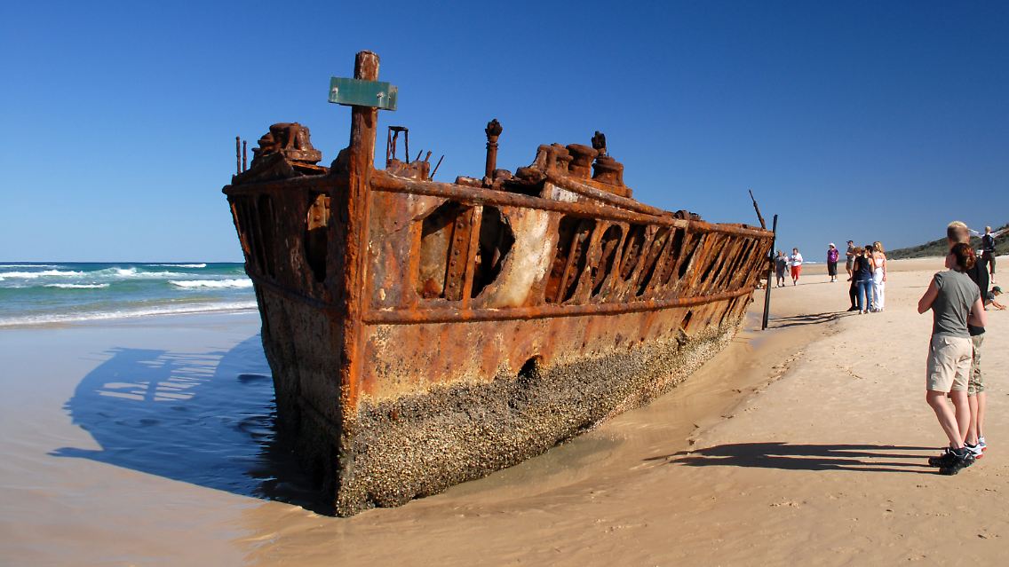 Von einem Zyklon an Land gespült: Schon seit 1935 rostet die "Maheno" auf dem 75-Mile-Beach von Fraser Island vor sich hin.