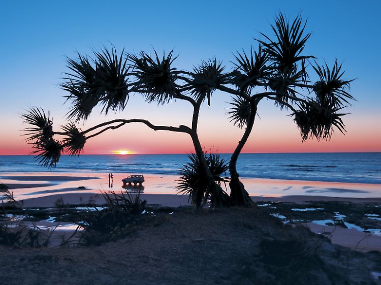 Der Strand als Highway: Fraser Island gehört zu einem Nationalpark - mit Allradfahrzeugen ans Wasser zu fahren, ist aber kein Problem.