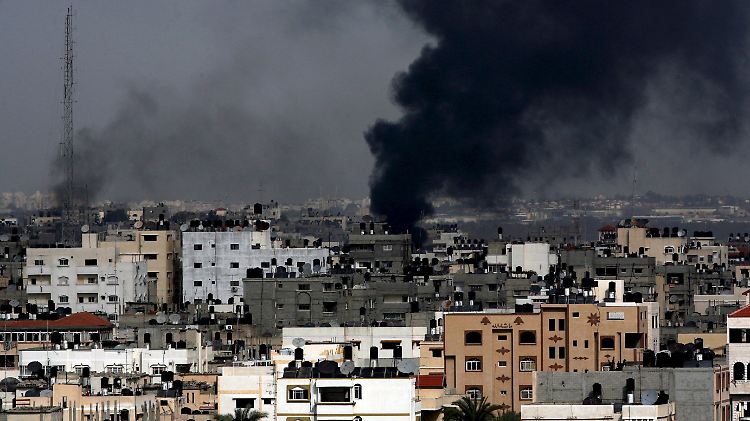 Israel fliegt Luftangriffe.