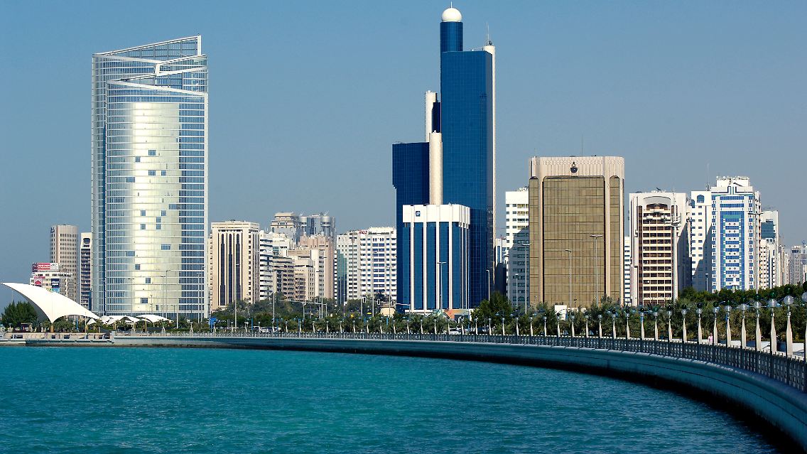 Die Skyline mit dem 165 Meter hohen Baynunah-Hilton-Tower (blau) an der Meerespromenade Corniche von Abu Dhabi.