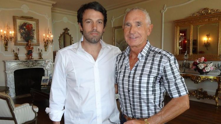 US-Schauspieler Ben Affleck (l) und Frederic Prinz von Anhalt im Kaminzimmer der Villa in Bel Air, einem Stadtteil von Los Angeles.