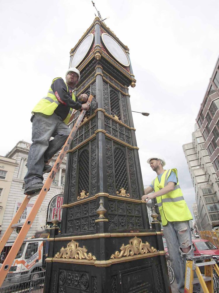 Zwei Handwerker arbeiten an "Little Ben" in London (undatiert).