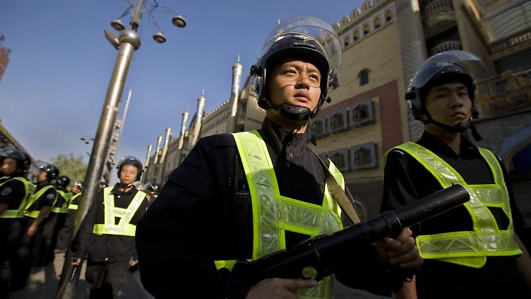 Die chinesische polizei demonstriert Stärke.