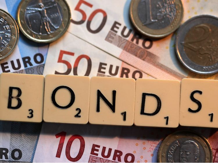FDP-Chef Rösler lehnt Eurobonds ab.