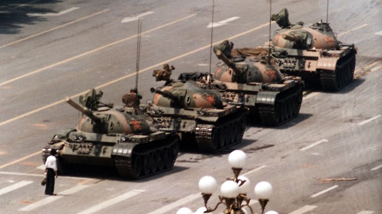 Held vom Juni 1989: Ein Mann kann kurzzeitig eine Panzerkolonne aufhalten.
