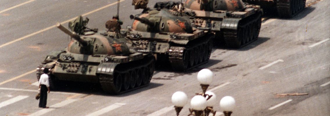 Held vom Juni 1989: Ein Mann kann kurzzeitig eine Panzerkolonne aufhalten.
