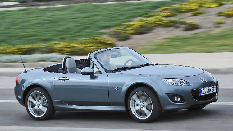 Der MX-5 nahm die klassische Sportwagenlinie mit langer Motorhaube früh auf.
