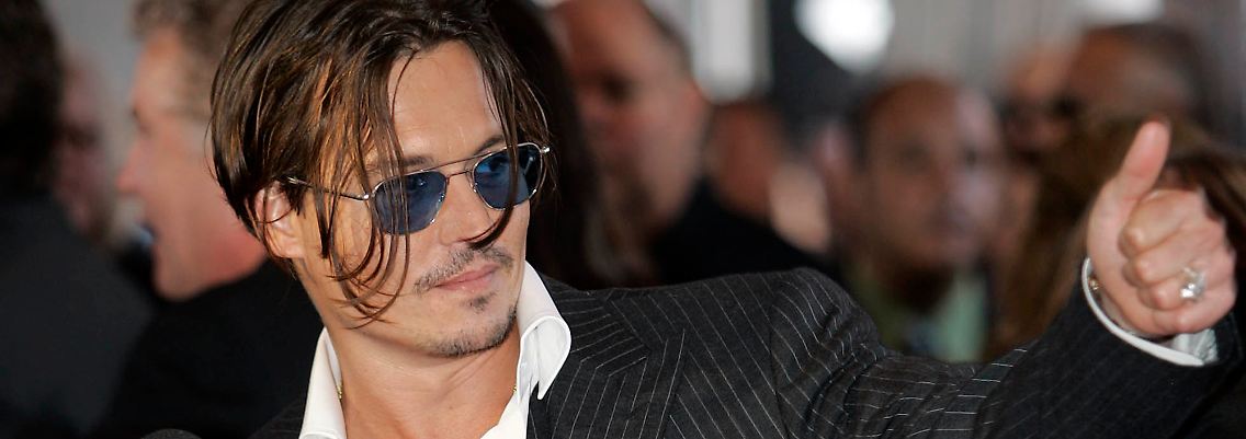 Depp kam, nachdem er die Highschool mit 16 abgebrochen hatte, über diverse Gelegenheitsjobs als Komparse zum Film.