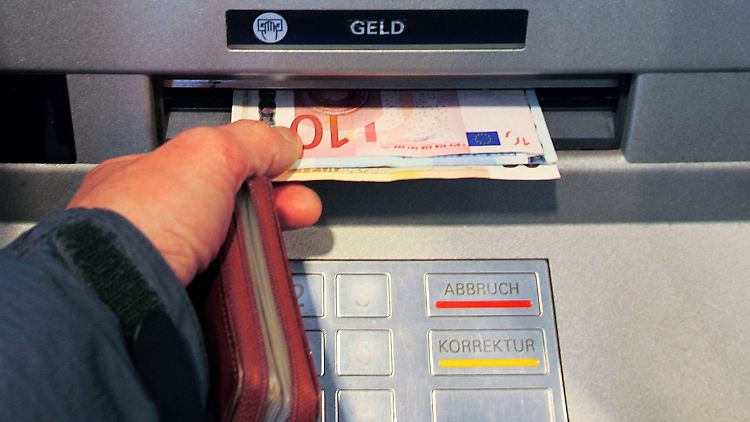 Es gibt auch die Möglichkeit, beim Bezahlen an der Supermarktkasse Bargeld mitzunehmen.