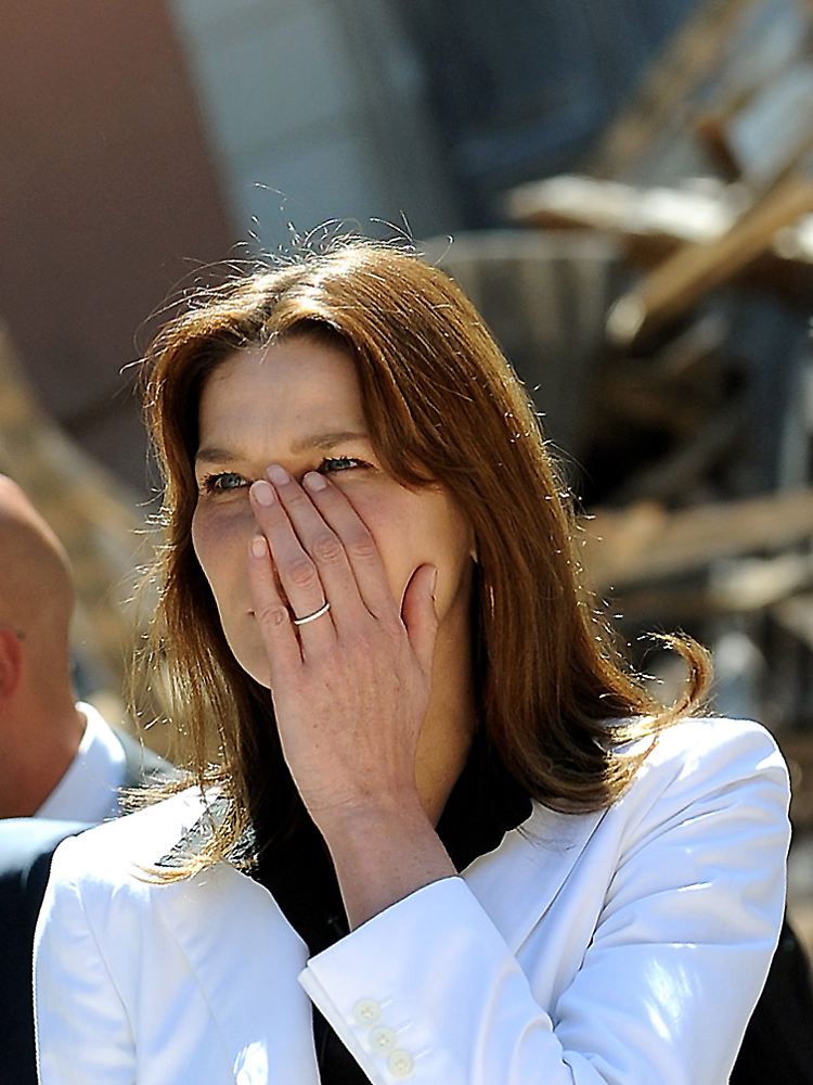 Bruni-Sarkozy war bei ihrem Besuch sichtlich bewegt.
