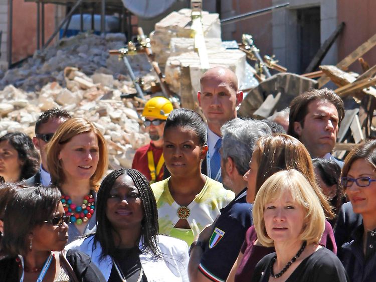 "Von ihr können wir alle noch etwas lernen": Michelle Obama mit Sarah Brown im Erdbebengebiet.
