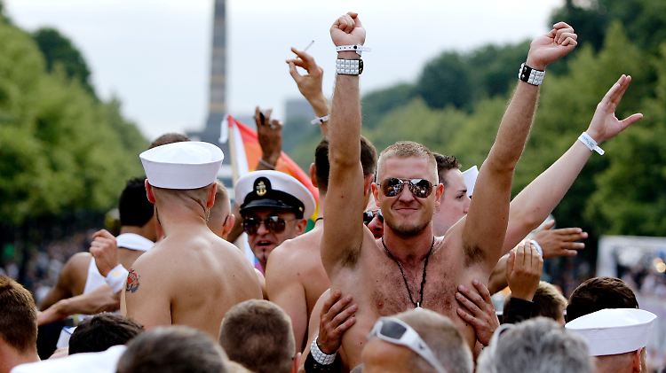 Tausende Menschen feiern jährlich beim Christopher Street Day in Berlin. 