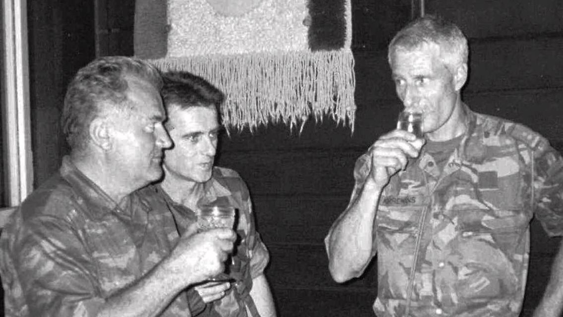 Ein Foto, das zum Sinnbild des Scheiterns der UN-Mission wurde: Ratko Mladic und der niederländische Blauhelm-Kommandant Thomas Karremans trinken am 12. Juli 1995 ein Gläschen Schnaps zusammen, nachdem Mladics Truppen in die Schutzzone einmarschiert waren. Karremans sollte die Menschen in der UN-Zone schützen, doch am nächsten Tag begann das Massaker.