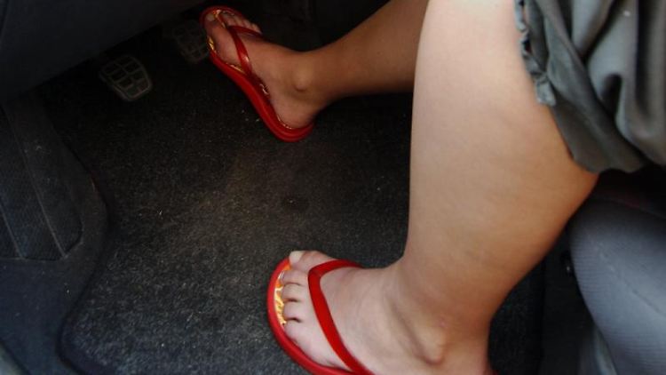 Nicht zum Autofahren: Pantoletten oder gar barfuß.