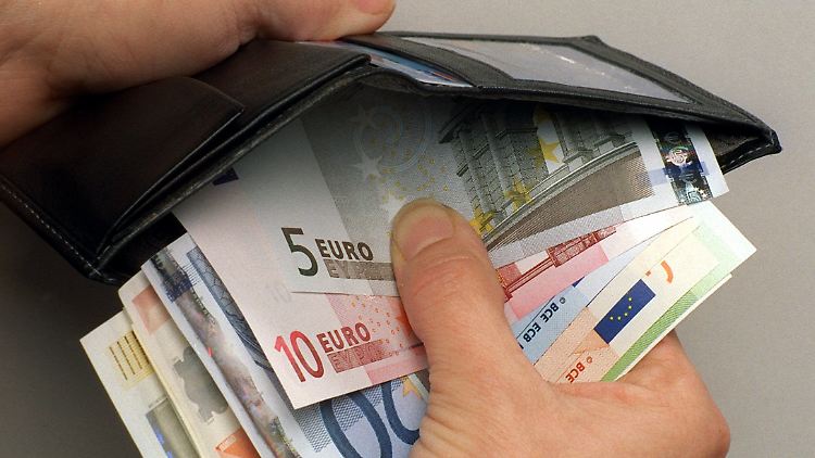 Besonders für Benzin und Energie müssen Verbraucher in Europa immer tiefer in die Tasche greifen.