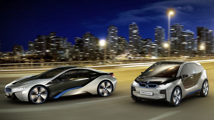 Bei BMW zeigt sich das Spannungsfeld der kommenden IAA: Die Münchener zeigen ein E-Auto und einen Supersportler.