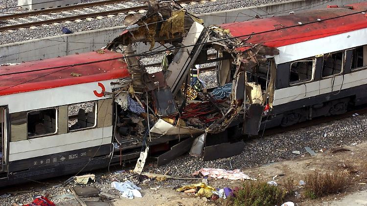 Blick auf einen bei einer Explosion zerstörten Waggon am Bahnhof Atocha in Madrid (Archivfoto vom 11.03.2004).