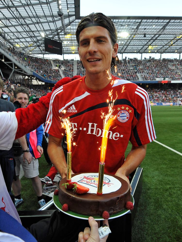 Neu-Bayer Mario Gomez beschenkte sich einen Tag nach seinem 24. Geburtstag mit zwei Toren.