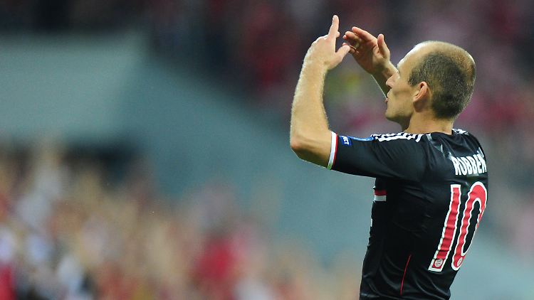 Robben freut sich über sein Zaubertor.