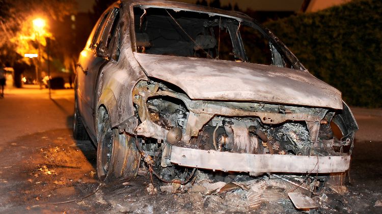 Ein ausgebranntes Autowrack auf der Straße Zum Hechtgraben.