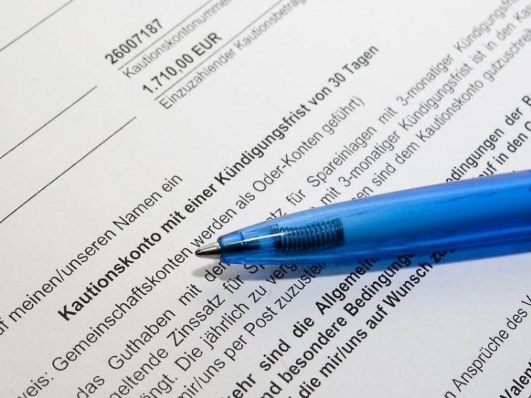 Auch die Zinsen aus Mietkautionskonten werden vom Finanzamt erfasst. Unter Umständen kann eine Abgeltungssteuer fällig werden.