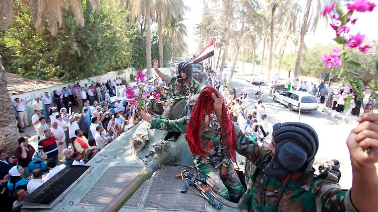 Propaganda oder Zeugnis vom Ende der Gewalt? Syrische Soldaten ziehen sich aus Deir el-Zour zurück.