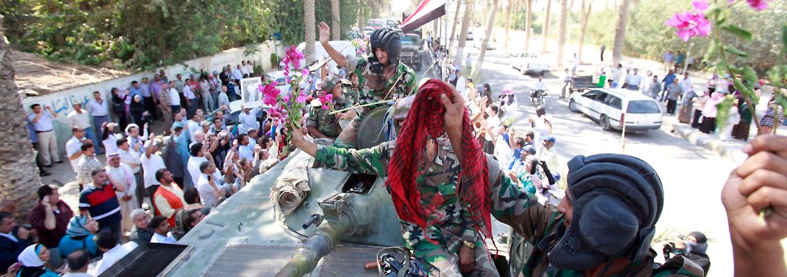 Propaganda oder Zeugnis vom Ende der Gewalt? Syrische Soldaten ziehen sich aus Deir el-Zour zurück.