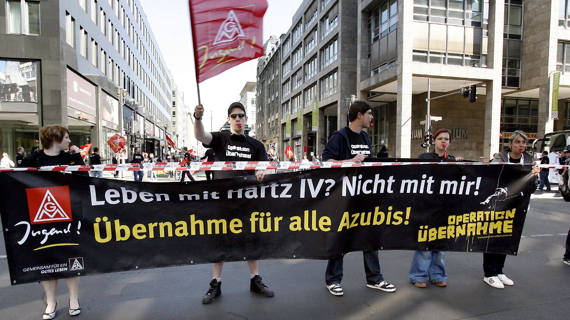 Es werden nicht alle mit auf die reise genommen: Demonstration junger Gewerkschafter für bessere Zukunftsperspektiven.