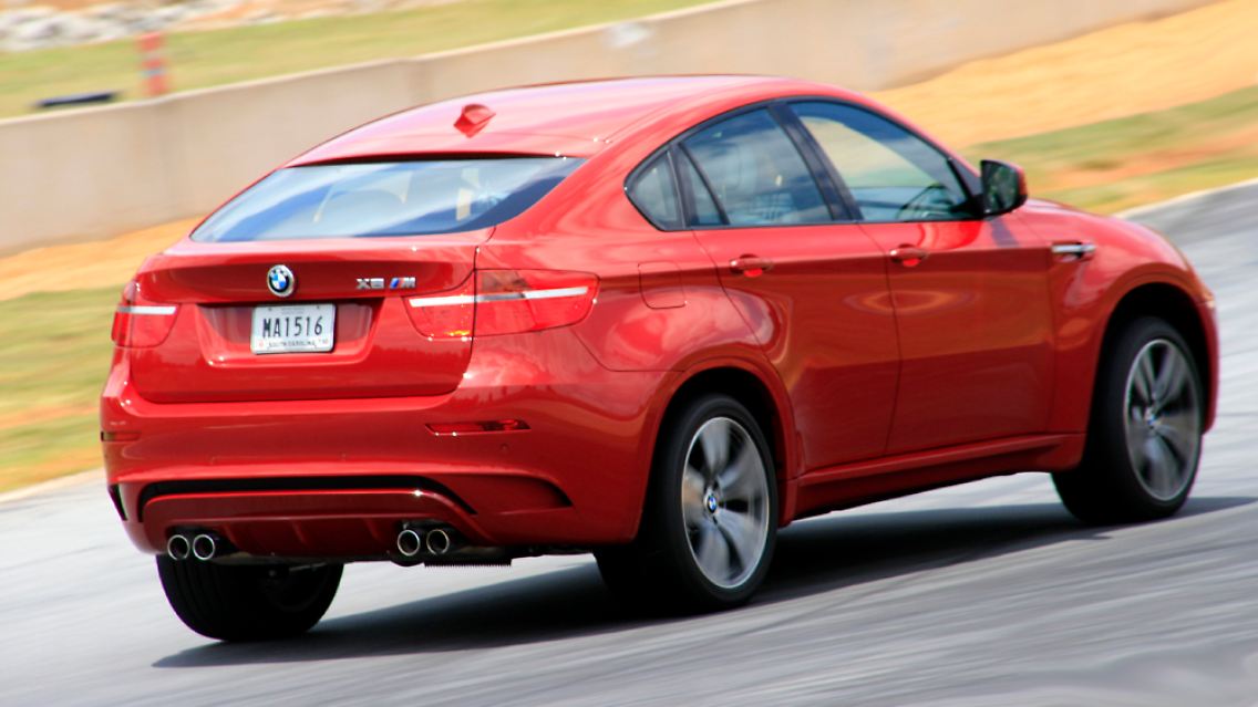 Eher selten bei Serienautomobilen: Der BMW X6 M rollt auf 20 Zoll großen Felgen, die hinteren Reifen sind 315 Millimeter breit.