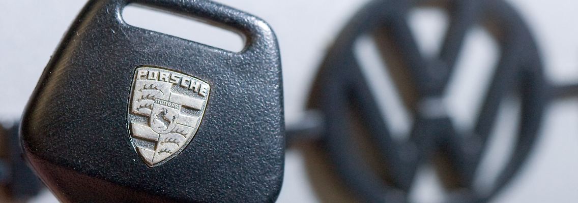 Die Familien Porsche und Piech streiten seit Monaten über die Wege zur Entschuldung des Konzerns und die weitere Zusammenarbeit mit VW.