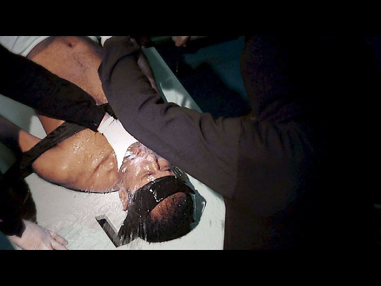 Diese Szene aus dem Amnesty-International-Film "Stuff of Life" zeigt das simulierte Ertränken.