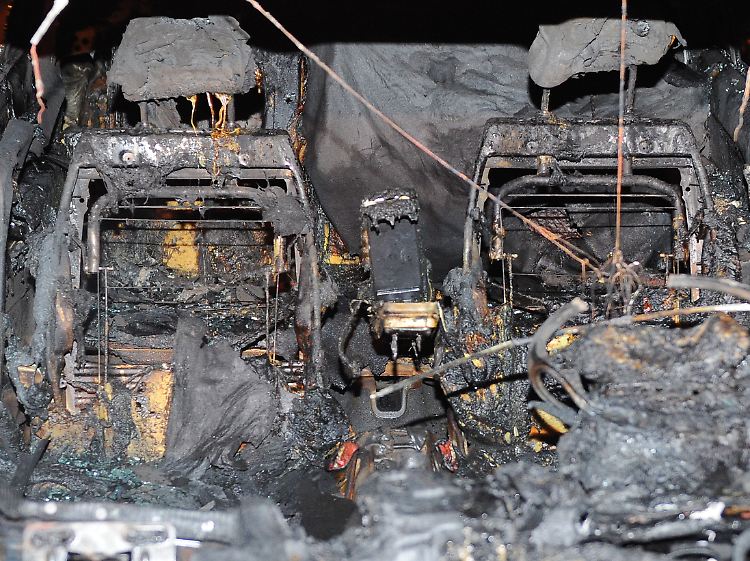 Nicht nur Nobelkarossen zählen zu den Zielen der Brandstifter. Im Stadtteil Lichtenberg brannte beispielsweise ein Opel komplett aus.