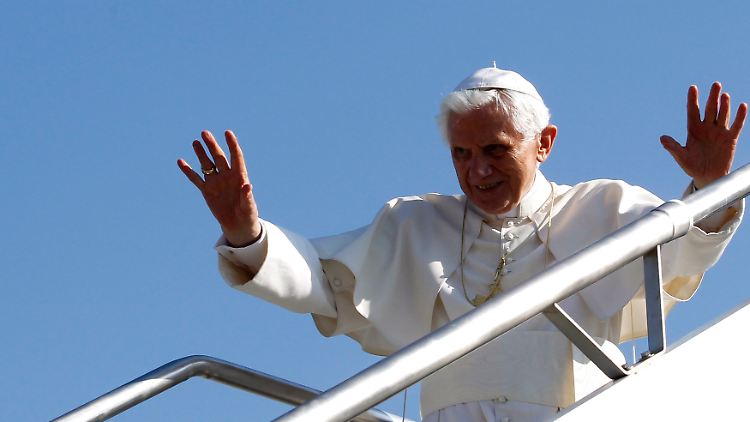 Papst Benedikt XVI. kommt aus dem Flugzeug ...