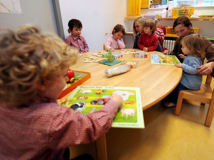 Elterngeld wird für maximal 14 Monate gezahlt. Danach müssen berufstätige Eltern sehen, wo ihre Kinder bleiben.