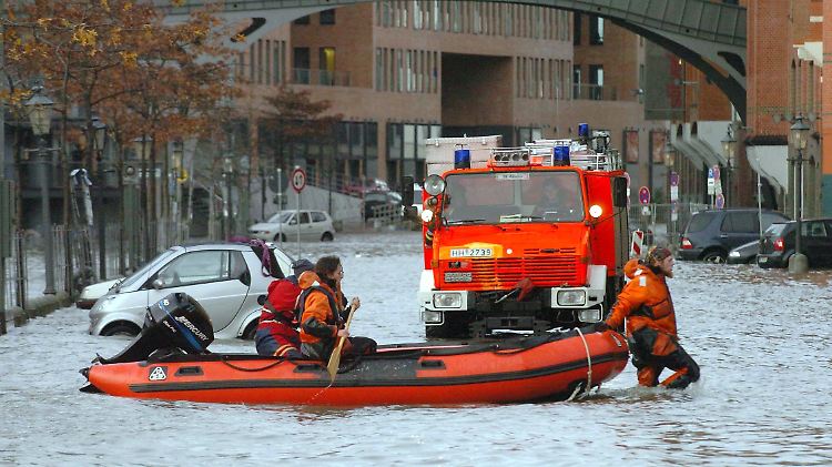 November 2004: Der Fischmarkt in St. Pauli steht unter Wasser.
